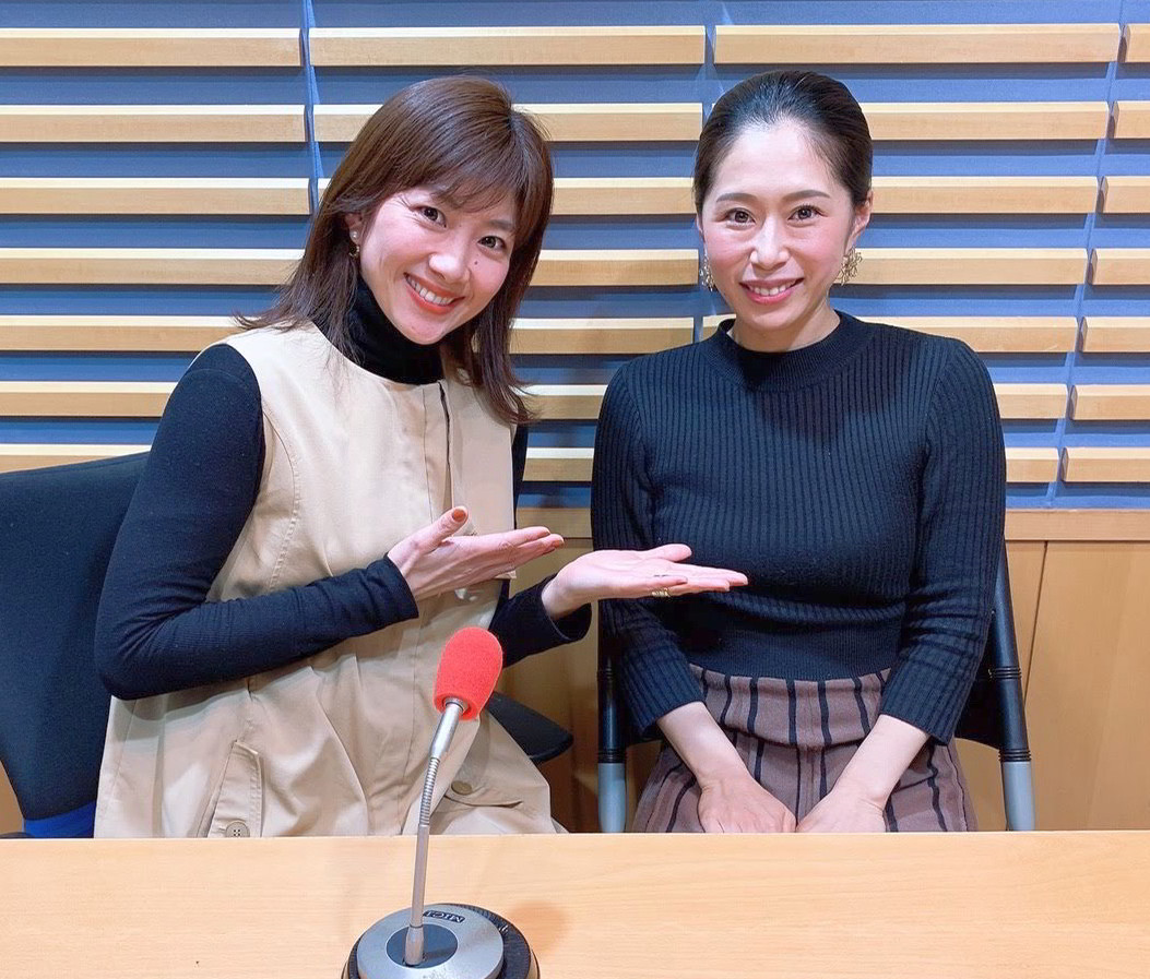 潮田玲子さん（左）のラジオ番組に出演した際の筆者