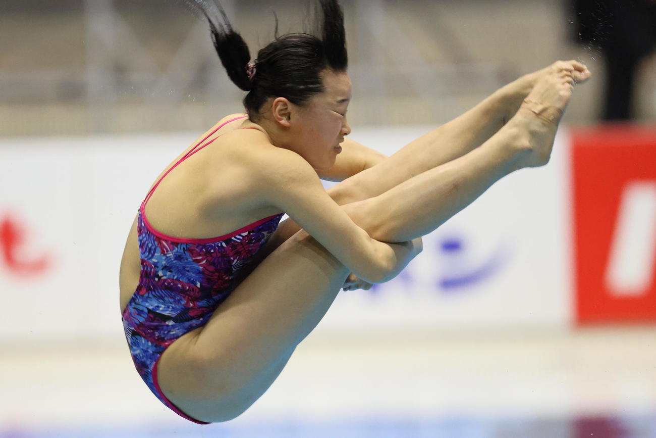 女子3メートル板飛び込み決勝で演技をする三上