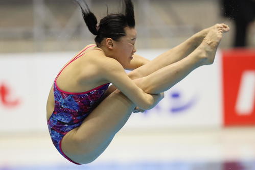 女子3メートル板飛び込み決勝で演技をする三上