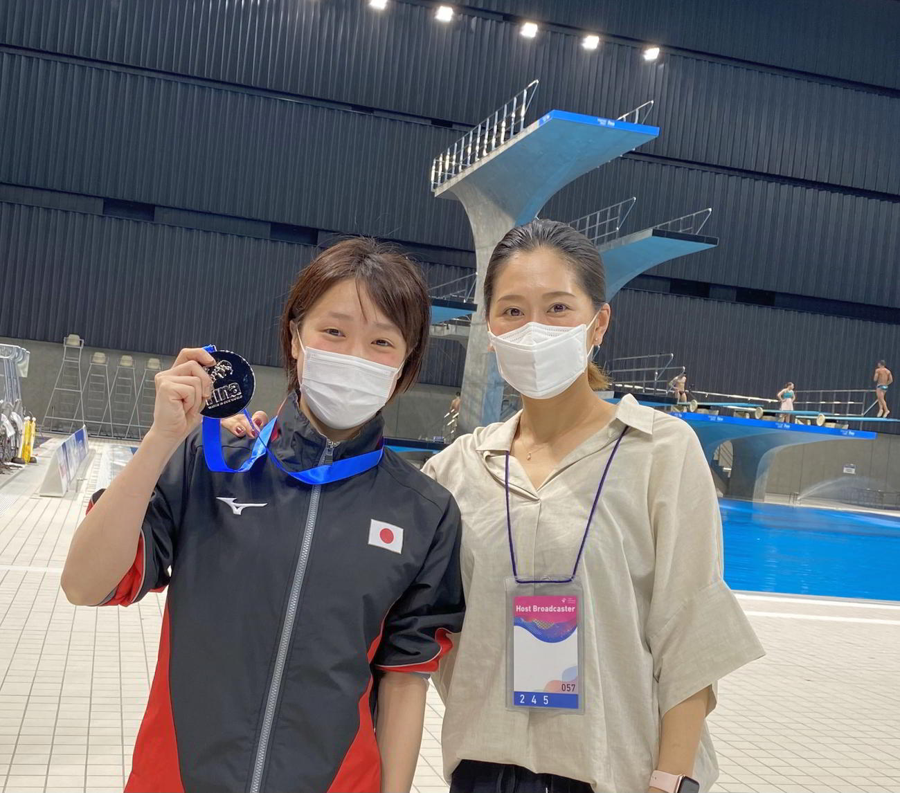 銀メダルを持った荒井祭里（左）と筆者