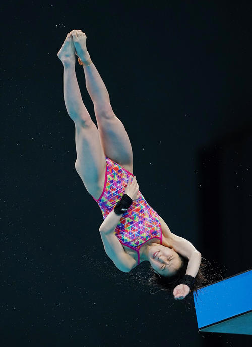女子高飛び込み準決勝で演技をする荒井（撮影・菅敏）