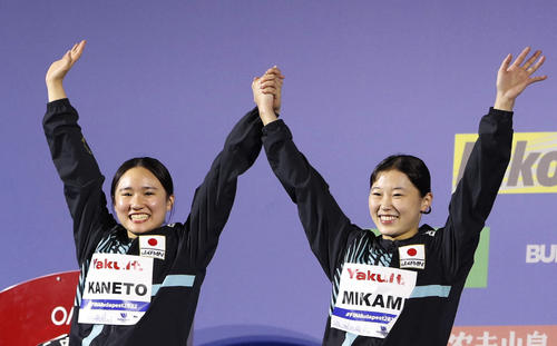 女子シンクロ板飛び込みで銀メダルを獲得した金戸凜（左）、三上紗也可組（ロイター）