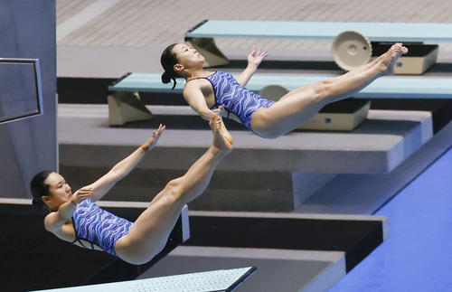 女子シンクロ板飛び込みで優勝した金戸凜（左）・三上紗也可組（共同）