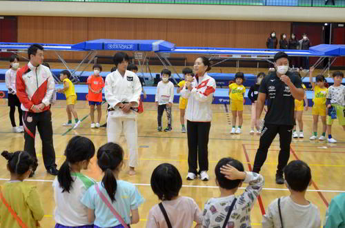 スポーツ教室の講師たち。左からトランポリンの岸大貴選手、柔道の松本薫さん、筆者、カヌーの松下桃太郎選手