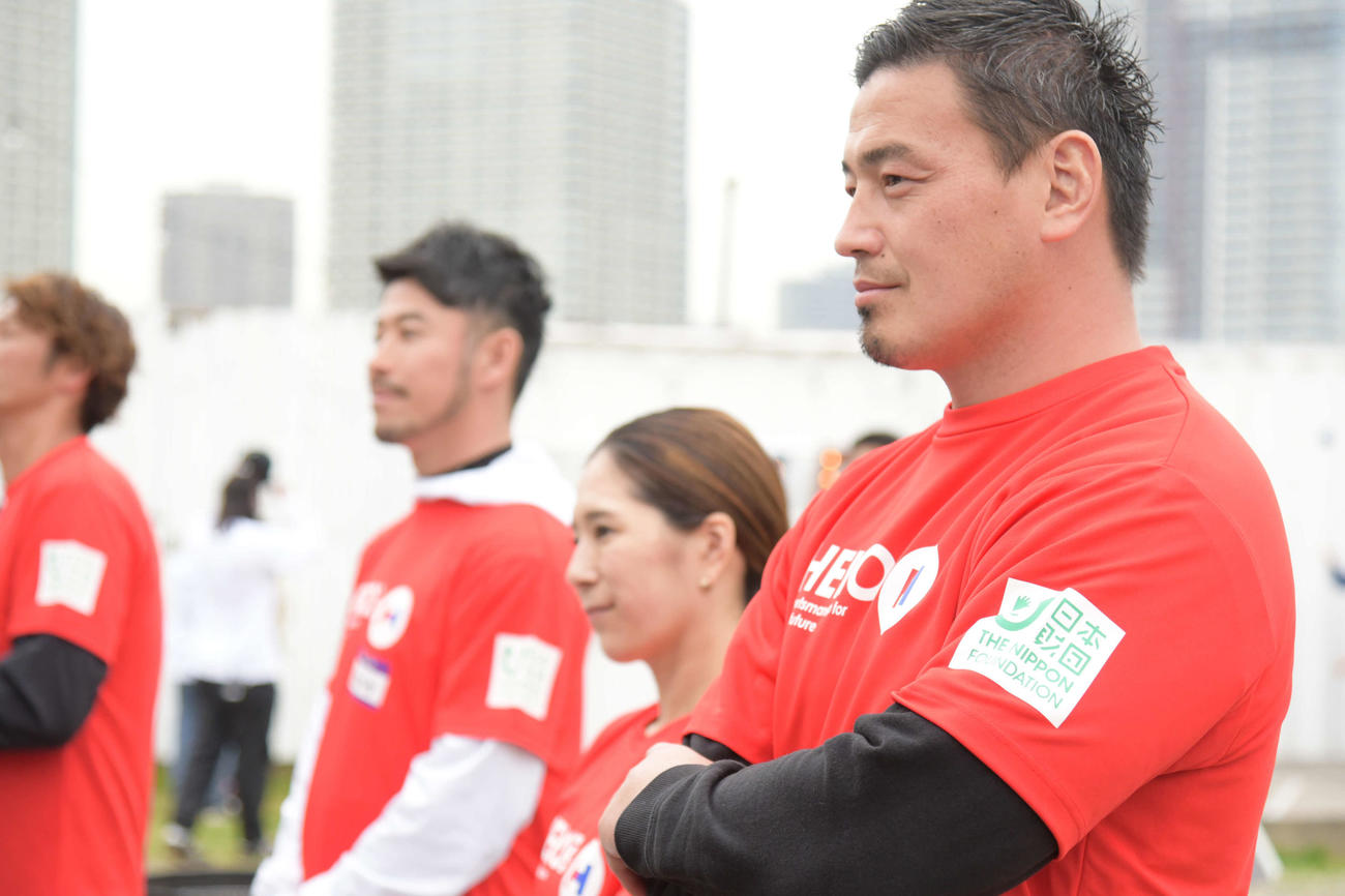 ラグビー元日本代表の五郎丸さん。隣は筆者