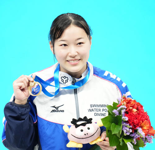 女子3メートル板飛び込みで優勝しメダルを手に笑顔を見せる三上紗也可（2023年4月8日撮影）
