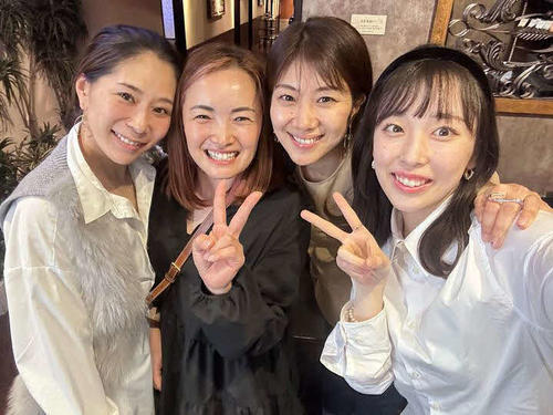 左から筆者、アルペンスキーの清澤恵美子さん、元バドミントン選手の潮田玲子さん、合唱の指導でお世話になった「ななこ先生」