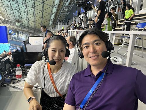 水泳世界選手権の解説席で、テレビ朝日の寺川俊平アナウンサーと