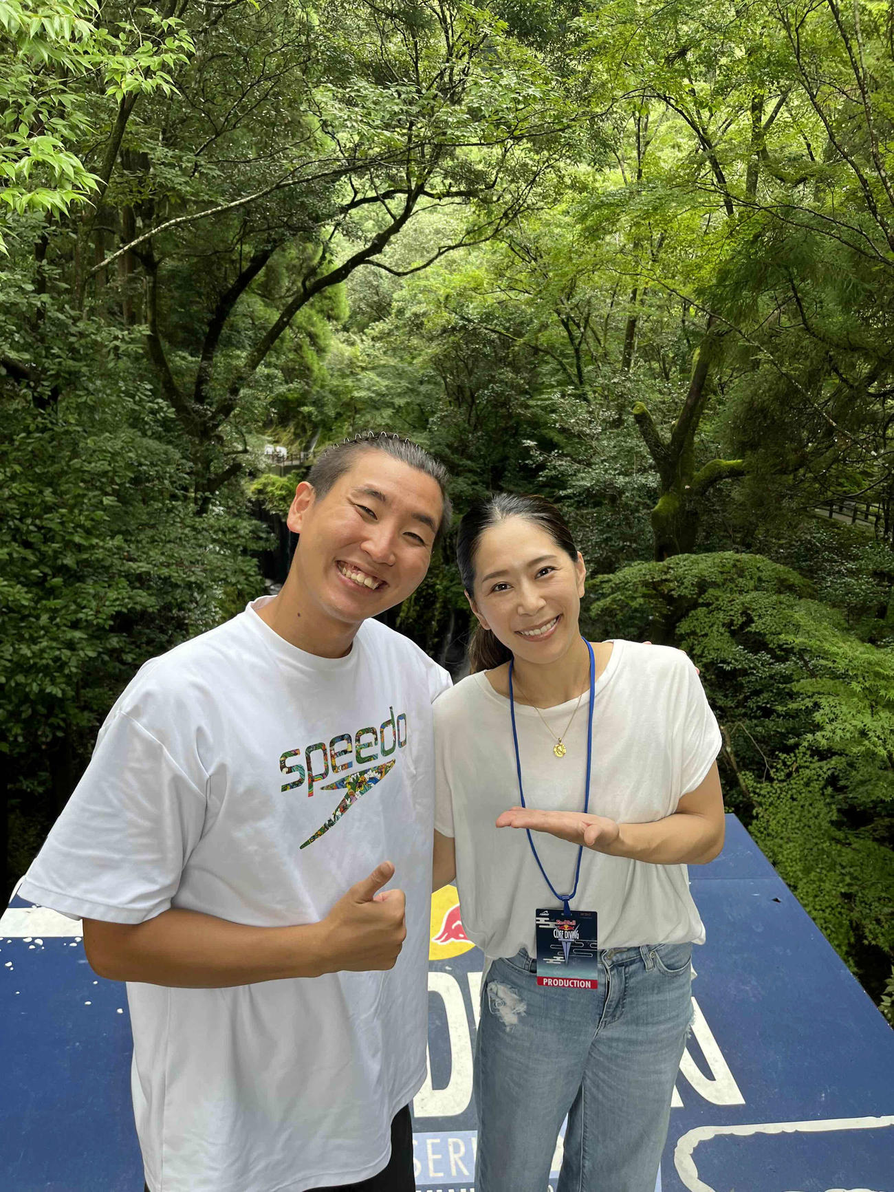 世界各地の名所を舞台にした高飛び込みのワールドシリーズ「レッドブル・クリフダイビング・ワールドシリーズ」第4戦に出場した荒田恭兵（左）と筆者