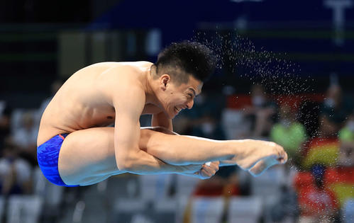 2021年8月3日、東京五輪男子板飛び込み決勝、1本目の演技を行う寺内健