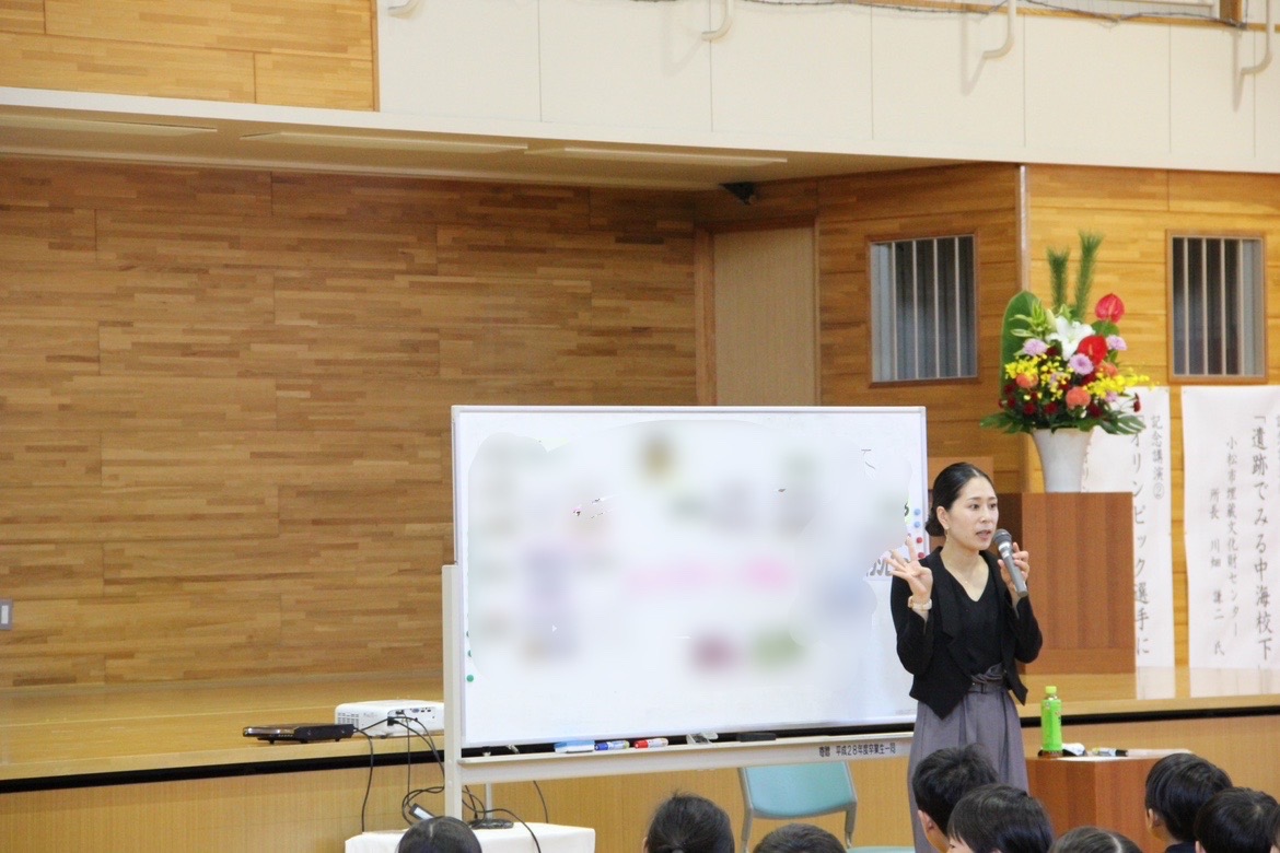 創立150周年を迎えた母校、小松市立中海小学校で講演する筆者