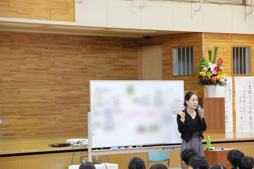 創立150周年を迎えた母校、小松市立中海小学校で講演する筆者