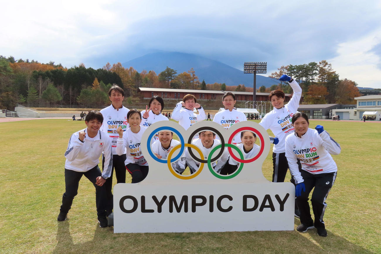 オリンピックデーのイベントに集結した元オリンピック選手たち。前列右から2人目が筆者