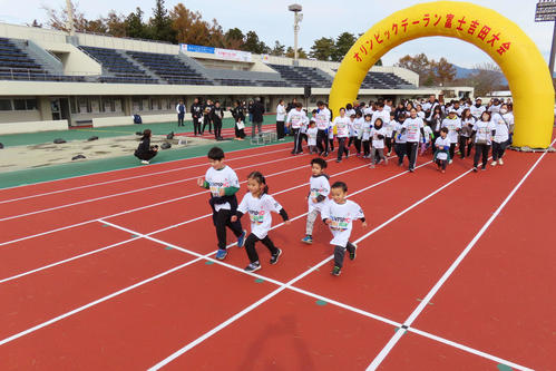 オリンピックデーのイベントで走る子供たち
