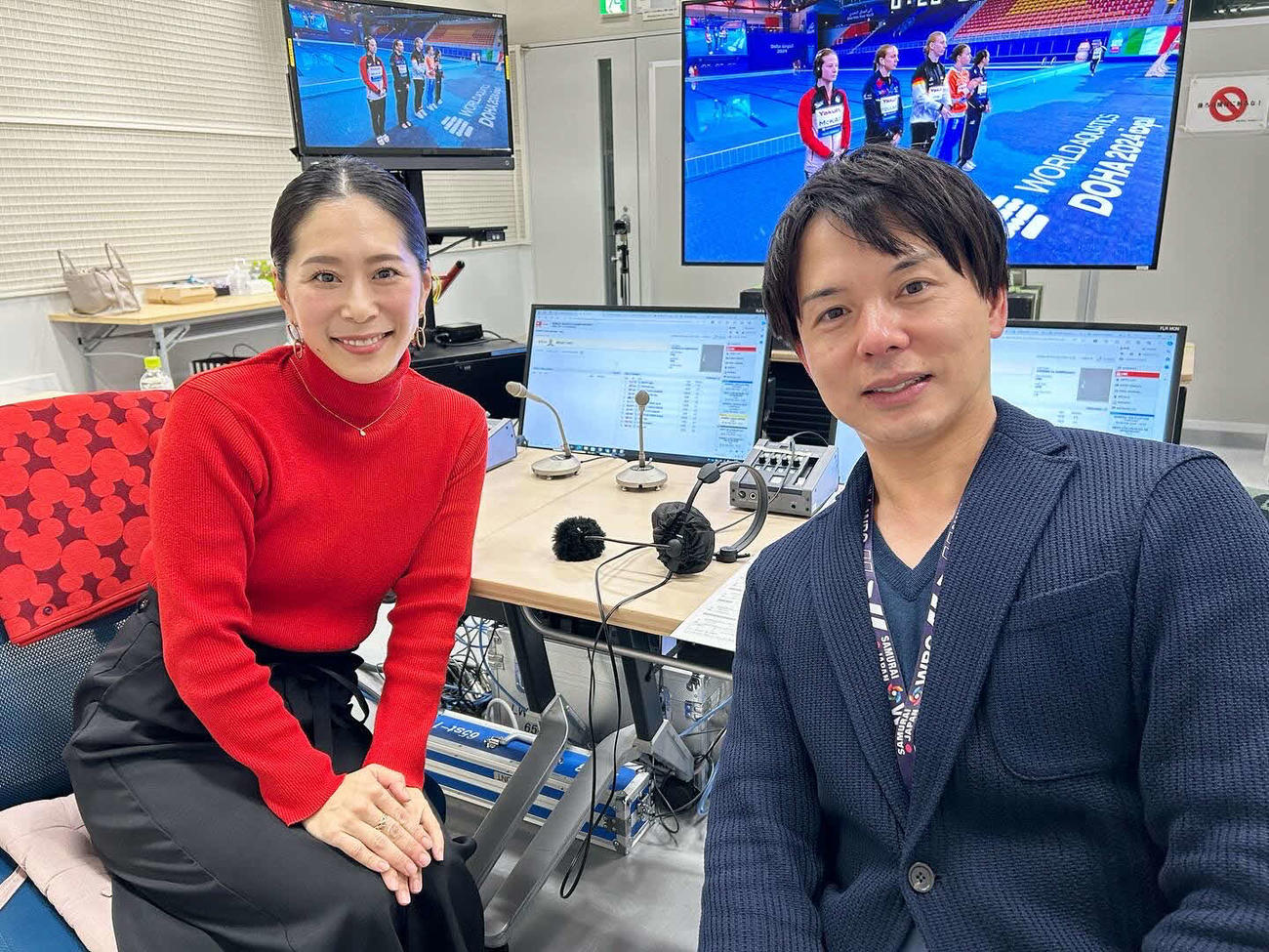 大会の解説をしたテレビ朝日の清水アナ（右）と筆者