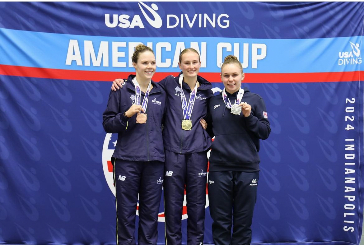 飛び込みのアメリカンカップの女子高飛び込みの表彰式　日本の山崎は惜しくも4位