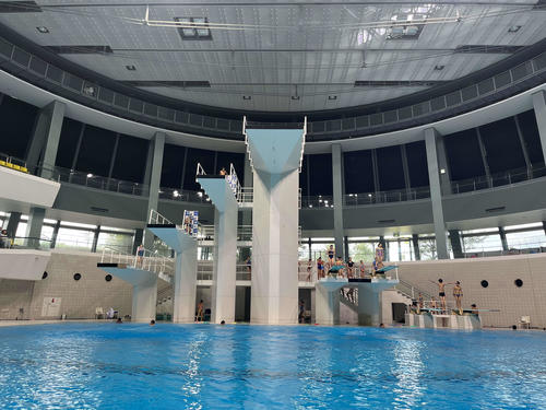 飛び込みの関西選手権が京都アクアリーナで開催。男子は玉井陸斗、女子は荒井祭里とパリ五輪代表がともに優勝