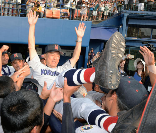 15年７月、神奈川大会決勝の東海大相模戦の後、ナインの手で胴上げされる横浜・渡辺監督