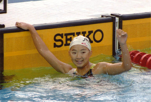 バルセロナ五輪　水泳女子２００メートル平泳ぎで金メダルを獲得した岩崎恭子