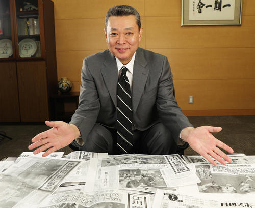 インタビュー　当時の新聞記事を振り返る江川卓