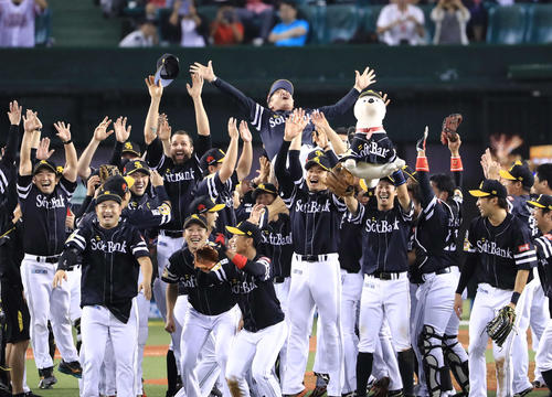 西武対ソフトバンク パ・リーグ優勝を決め胴上げされるソフトバンク工藤監督(中央)
