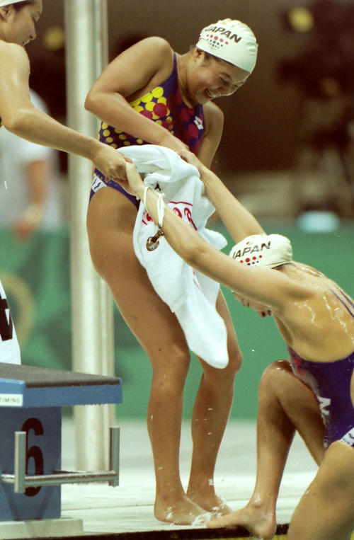 女子4×200メートル決勝でアンカー千葉すず（右）はゴール後に仲間の手を借りてプールサイドへ上がる＝1996年7月25日