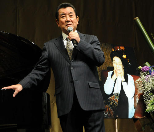 岩谷時子さんのお別れ会で写真の前で思い出を語る加山雄三