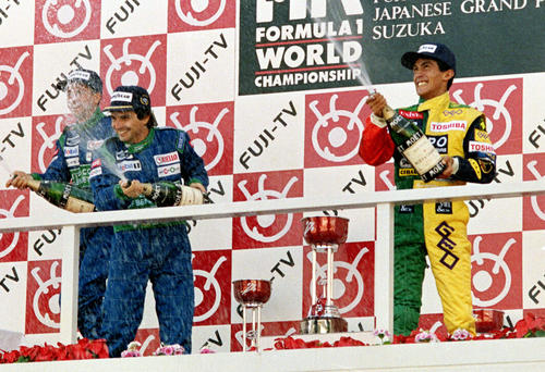 日本GPで3位に入り日本人初の表彰台に立った鈴木亜久里は笑顔でシャンパンファイト