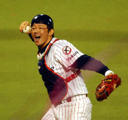 ウイニングボールを手にガッツポーズの古田敦也