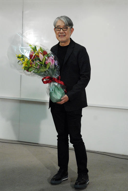 紫綬褒章を受章し花束を手に笑顔を見せる松本隆氏