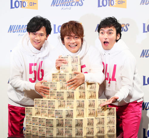 10億円のダミーを前に笑顔を見せる、左から稲垣吾郎、香取慎吾、草彅剛