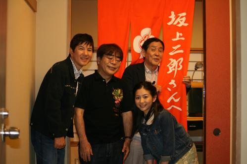 明治座の二郎さんの楽屋前で欽ちゃんと関根父娘。左から２人目が小倉久寛。日本テレビ系「欽ちゃんのありがとう二郎さんツアー」から