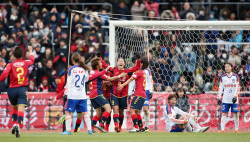 皇后杯全日本女子決勝でＩＮＡＣ神戸ＭＦ澤は、新潟からヘディングでゴールを決めて歓喜のガッツポーズ