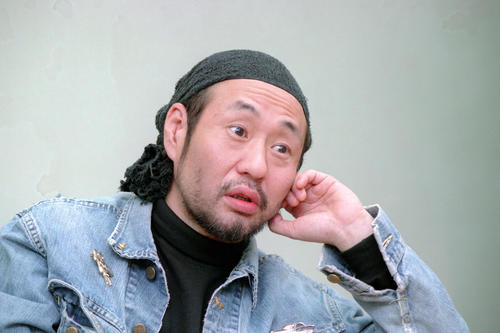 取材に応じる泉谷しげる