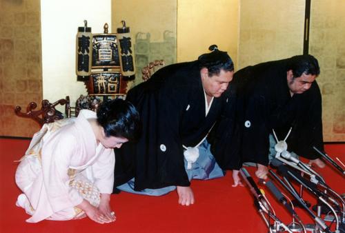 初場所で優勝した曙(中央)は史上初の外国人横綱に推挙され使者を迎える。右端は東関親方。左端は東関親方夫人・加寿江さん