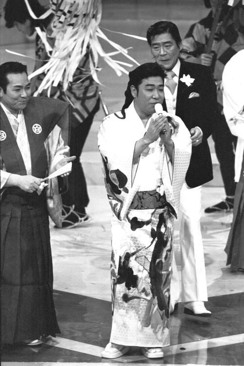 1974年紅白歌合戦で歌う村田英雄(中)、左は三波春夫、右は春日八郎