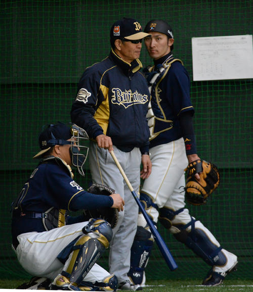 2016年オリックス春季キャンプ　山田久志臨時コーチ（左）にほめられた伊藤光