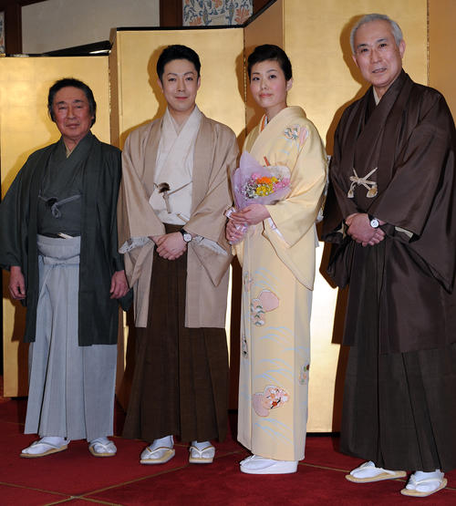 婚約会見後、記念撮影に納まる尾上菊之助（中央左）と婚約者の波野瓔子さん（同右）。左は菊之助の父尾上菊五郎、右は瓔子さんの父中村吉右衛門