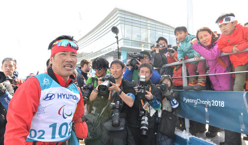 平昌パラリンピックのノルディック距離男子10キロクラシカル（立位）で金メダルを獲得した新田佳浩。応援に来た妻と２人の息子と喜びを分かち合った