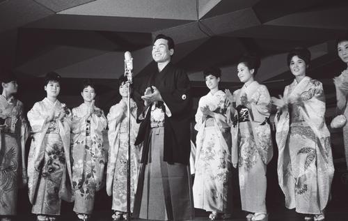 「東京五輪音頭」100万枚突破記念パーティーで歌う三波春夫