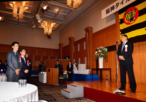阪神ＯＢ総会の壇上であいさつする川藤幸三会長。話を聞く矢野燿大新監督（左端）とその右は揚塩健治球団社長