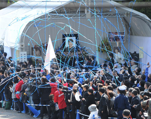 田中好子さんの告別式で、「スーちゃんカラー」のブルーのテープがファンの手によって舞った