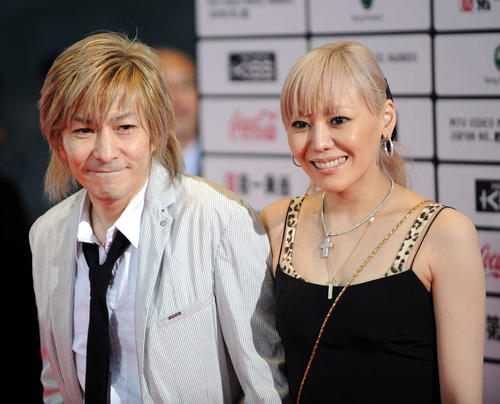 MTVビデオ・ミュージック・アワード・ジャパン2008のステージでツーショットにおさまる小室哲哉とＫＥＩＫＯ