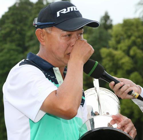最年長で「プロゴルファー日本一」の称号を手にし、涙しながら優勝インタビューに応える谷口徹