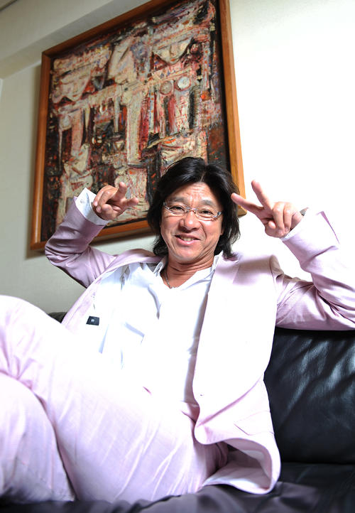 連載「日曜日のヒーロー」　あと7年で還暦を迎える西城秀樹さん。誕生日には「秀樹カンレキ〜」とピースサインをしたいと陽気にポーズとる