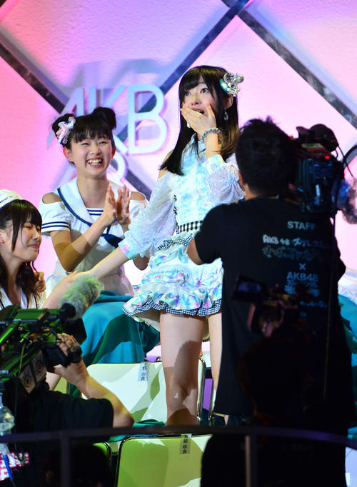 1位となった指原莉乃は驚きの表情を見せ立ち尽くす