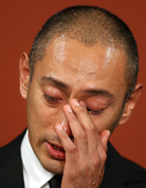 22日に亡くなった妻の麻央さんについて、あふれる涙をぬぐいながら会見する市川海老蔵
