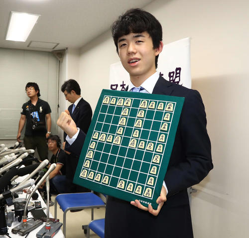 竜王戦決勝トーナメント1回戦で増田四段を破り29連勝とし将棋の駒で作られた「29」を手にガッツポーズする藤井四段