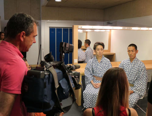 平成中村座のマドリード公演を前に、現地メディアの取材を受ける中村勘九郎（右）、中村七之助