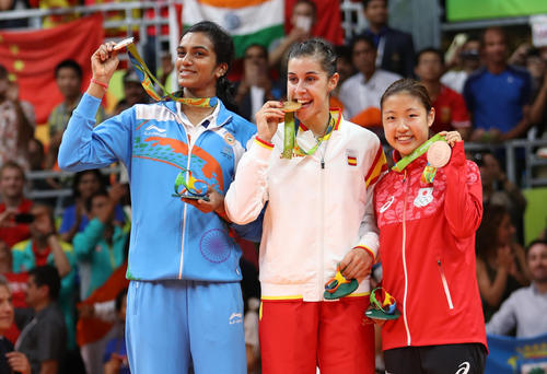 リオ五輪バドミントン女子シングルスで銅メダルを獲得した奥原希望（右）。左から銀のプサルラ、金のマリン